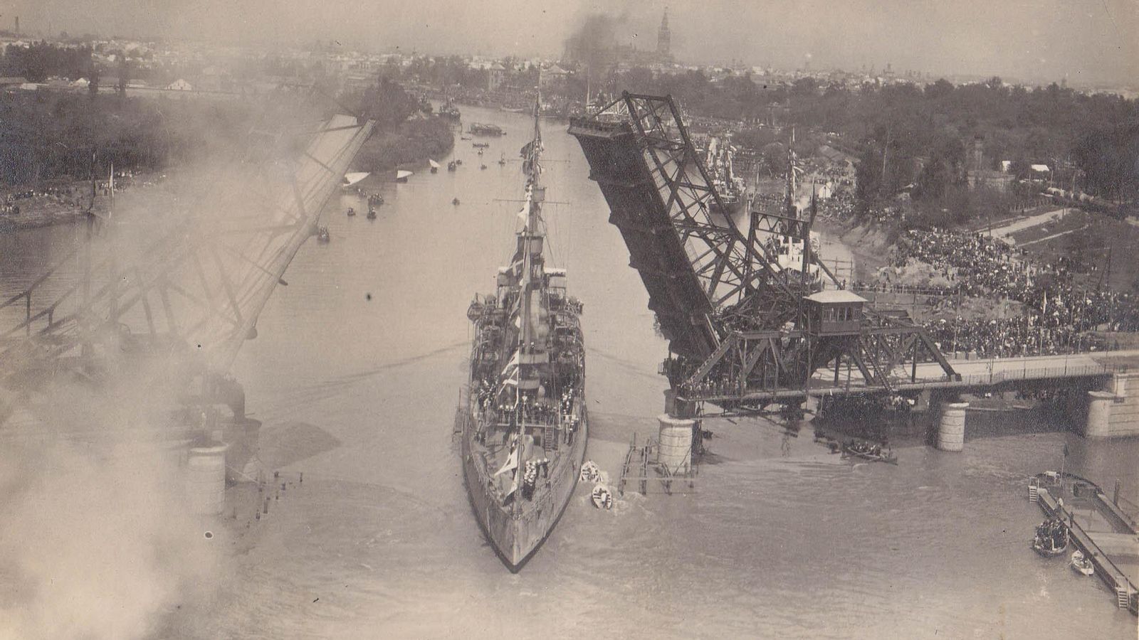 El crucero militar argentino 'ARA Buenos Aires' atravesando el puente en el día de su inauguración, en 1926.
