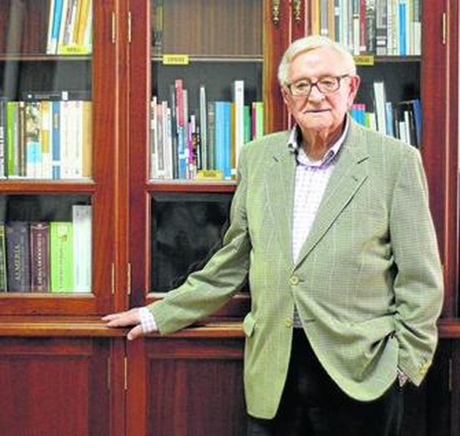 Pedro Pastor, en la biblioteca del Círculo Mercantil de Almería, del que es socio ilustre.
