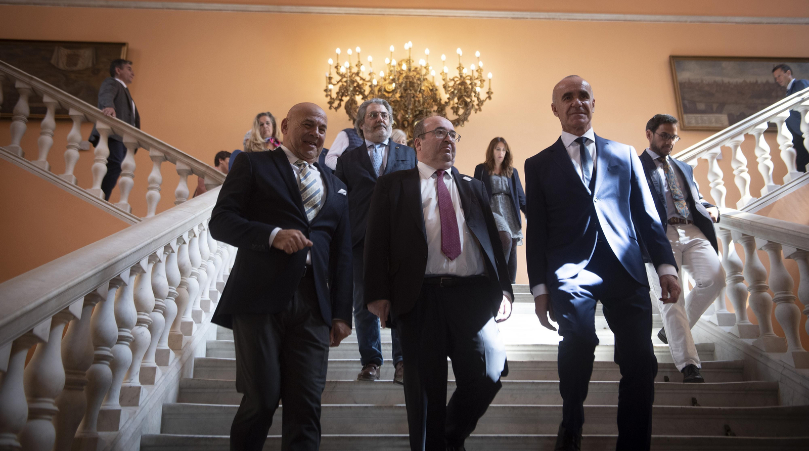 El ministro Iceta y el alcalde inauguran las exposiciones en el ayuntamiento para Semana Santa