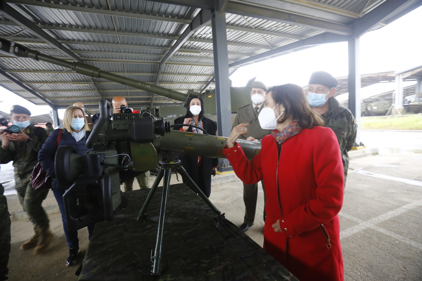 La visita de Margarita Robles a la base militar de Cerro Muriano, en imágenes