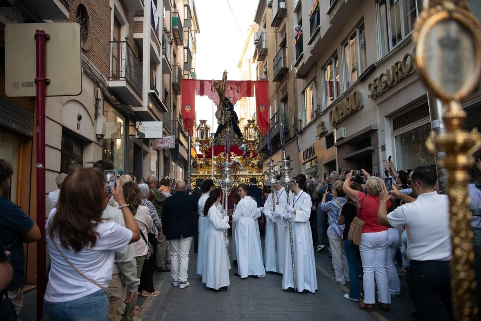 Una marea de devoción inunda Jaén al paso de la Magna, en imágenes