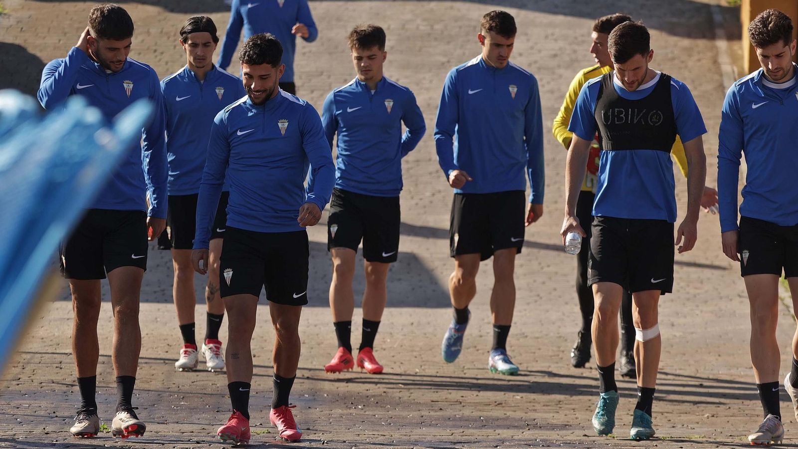 Los jugadores del Algeciras se dirigen a un entrenamiento en los anexos.
