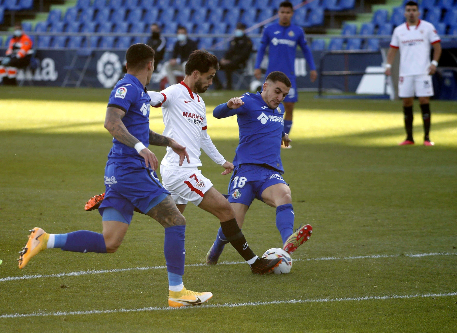 Suso es trabado en juego peligroso por Arambarri, en una llegada no sancionada con falta.