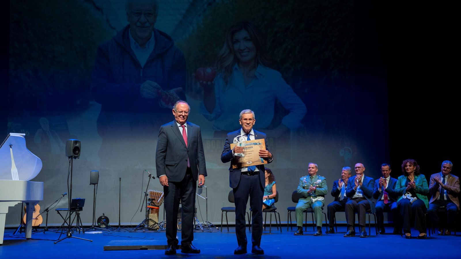 El director general de negocio y gestión de Grupo Joly, Felipe Granados, hizo entrega del premio a Pedro Caparrós, director general de Grupo Caparrós y presidente de la Fundación que lleva su nombre.