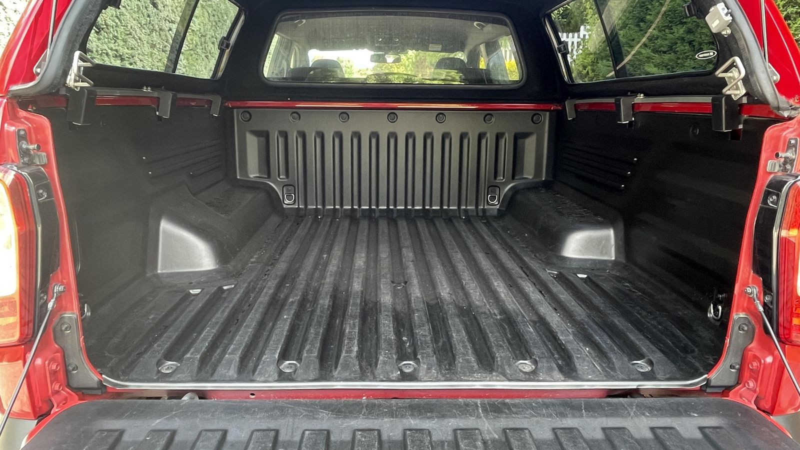 La caja del Musso Sports es una de las de mayor capacidad entre los vehículos de su segmento. En nuestra unidad contaba con un hard top acristalado, uno de los cinco de su catálogo. La caja del Musso Sports es una de las de mayor capacidad entre los vehículos de su segmento. En nuestra unidad contaba con un hard top acristalado, uno de los cinco de su catálogo.