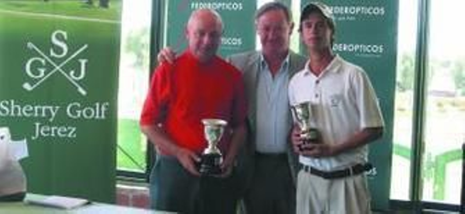 Andrés Pastor Ayllon y su hijo Marcos posan con sus trofeos.