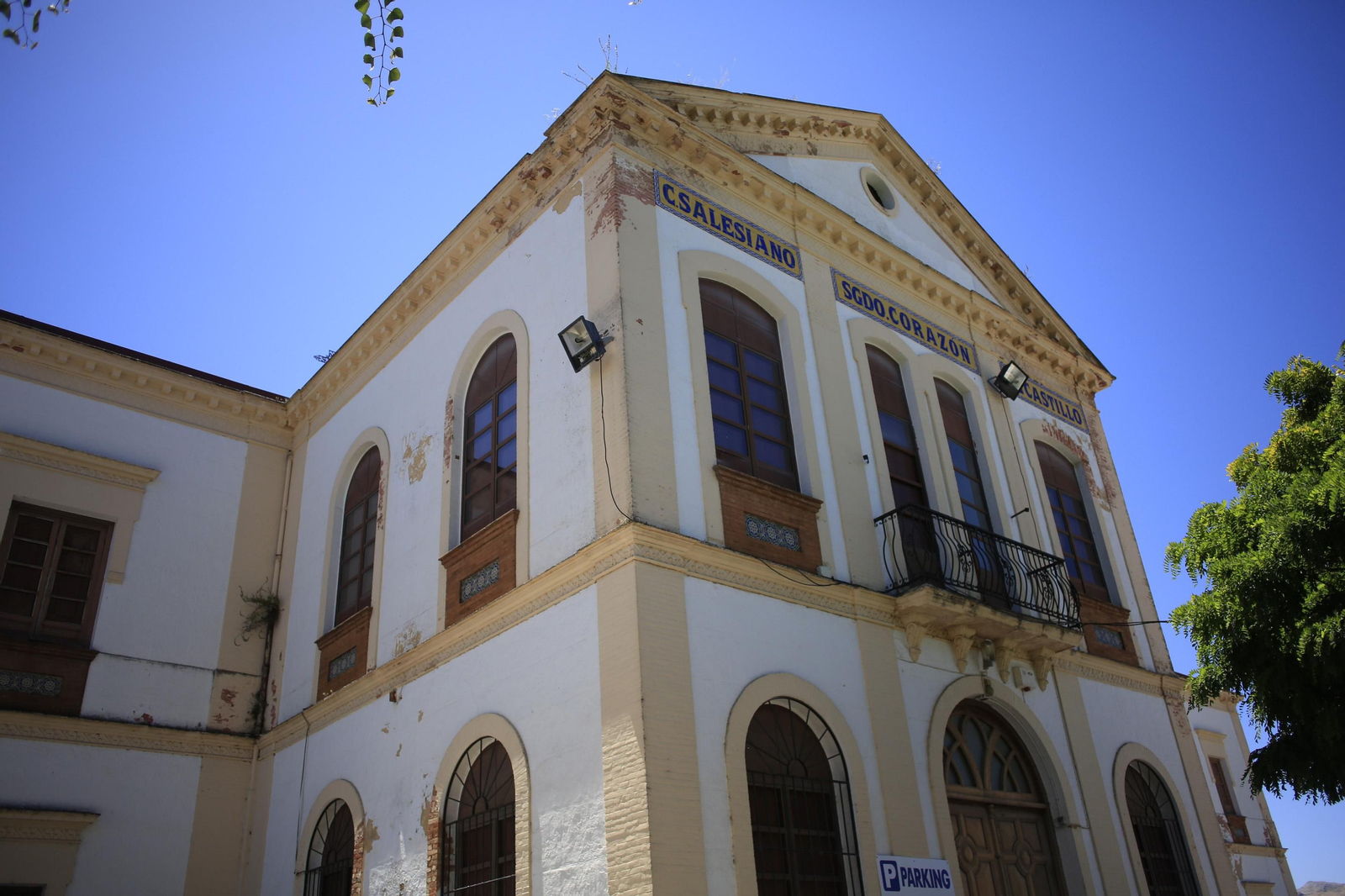 Entrada del antiguo colegio El Castillo. Entrada del antiguo colegio El Castillo.