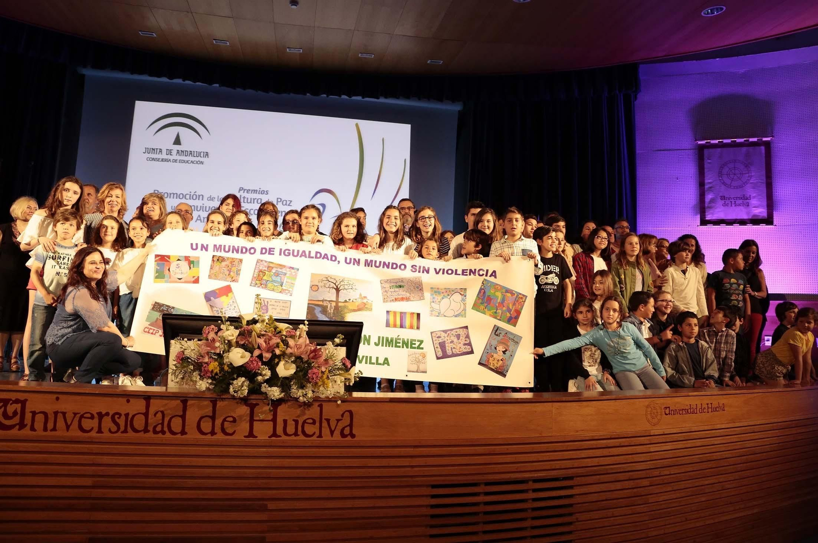 Grupo de alumnos de uno de los centros premiados.