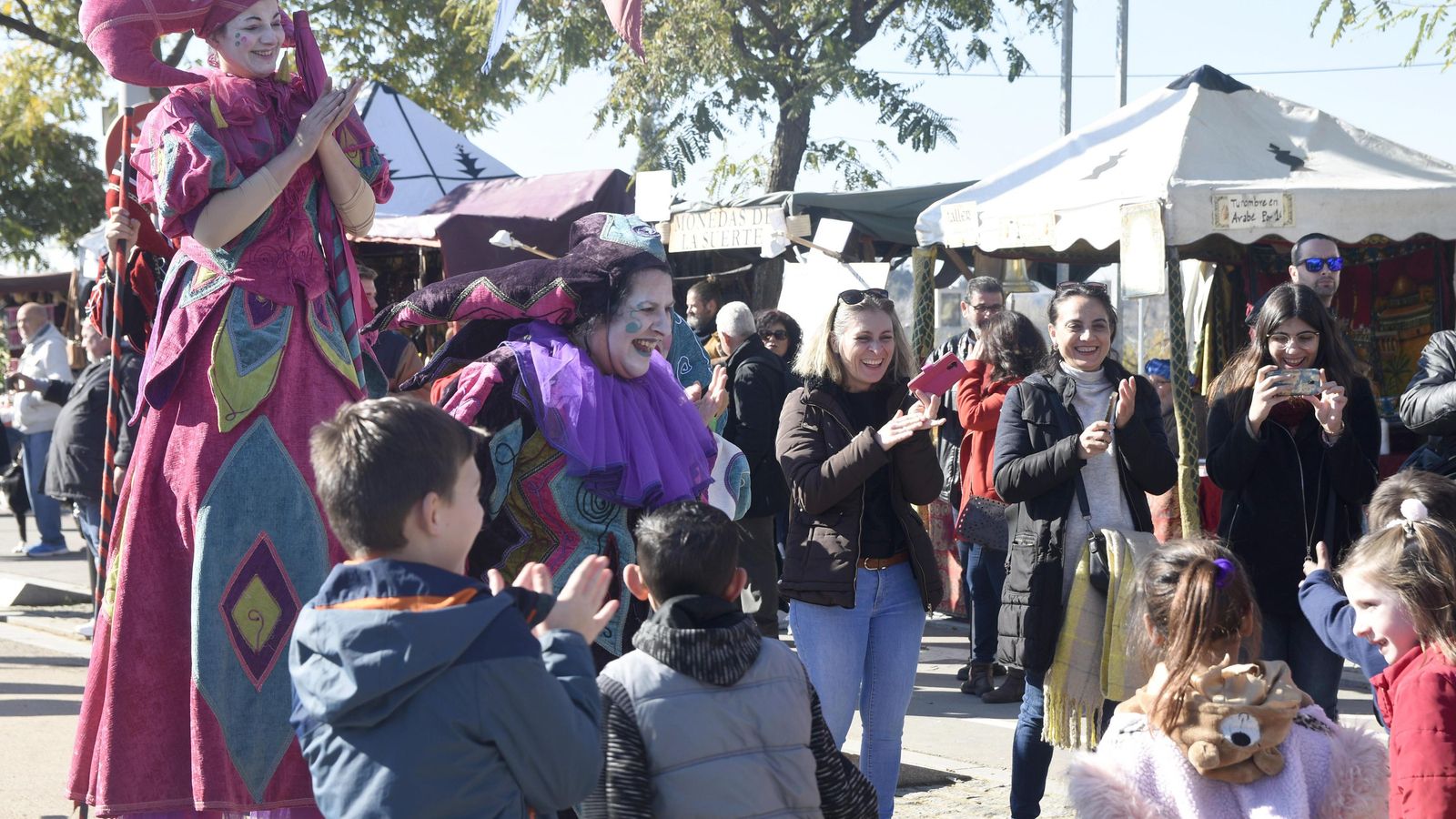 Varios pequeños disfrutan de uno de los pasacalles del mercado