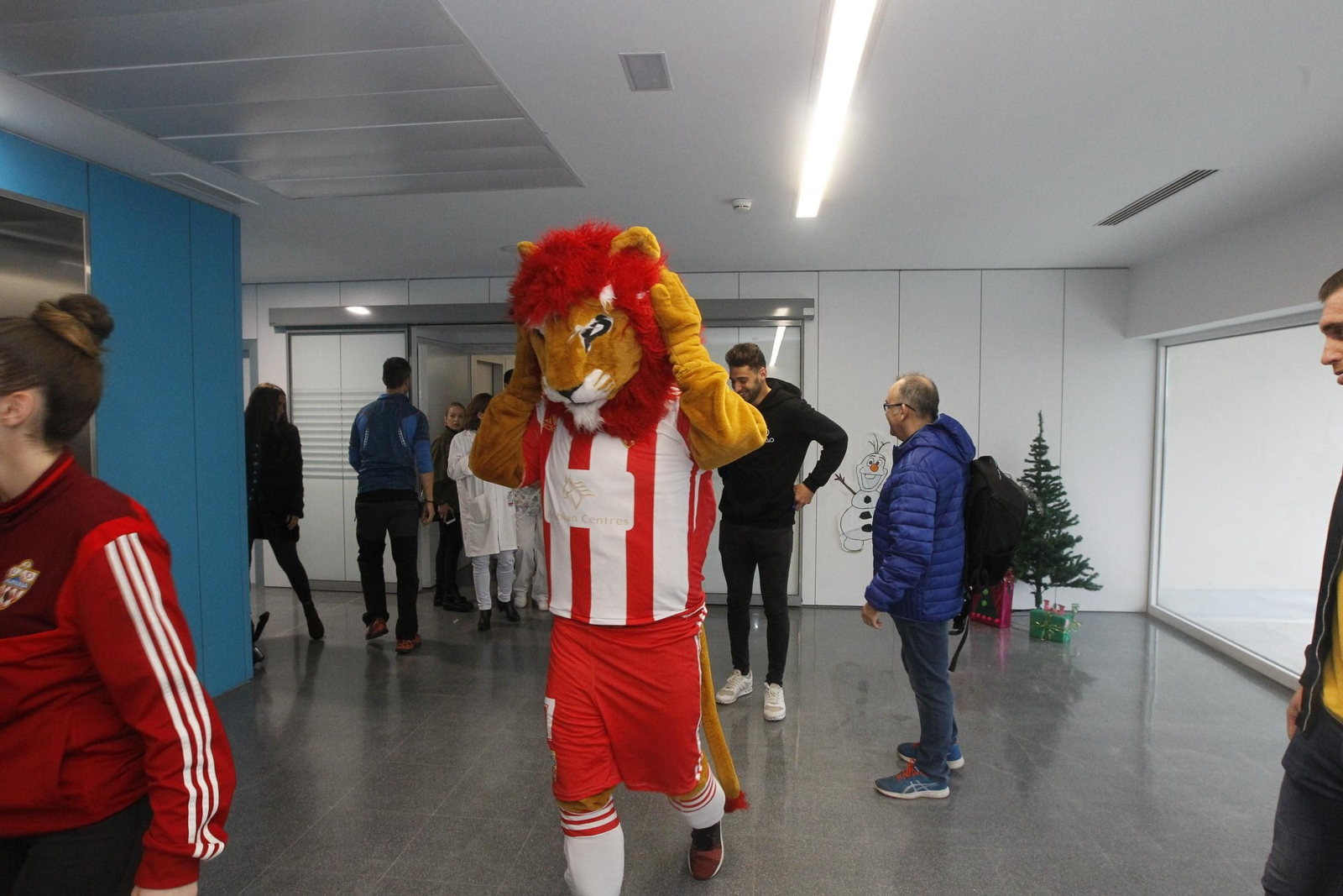 Fotogalería visita jugadores U.D. Almería Hospital Torrecárdenas
