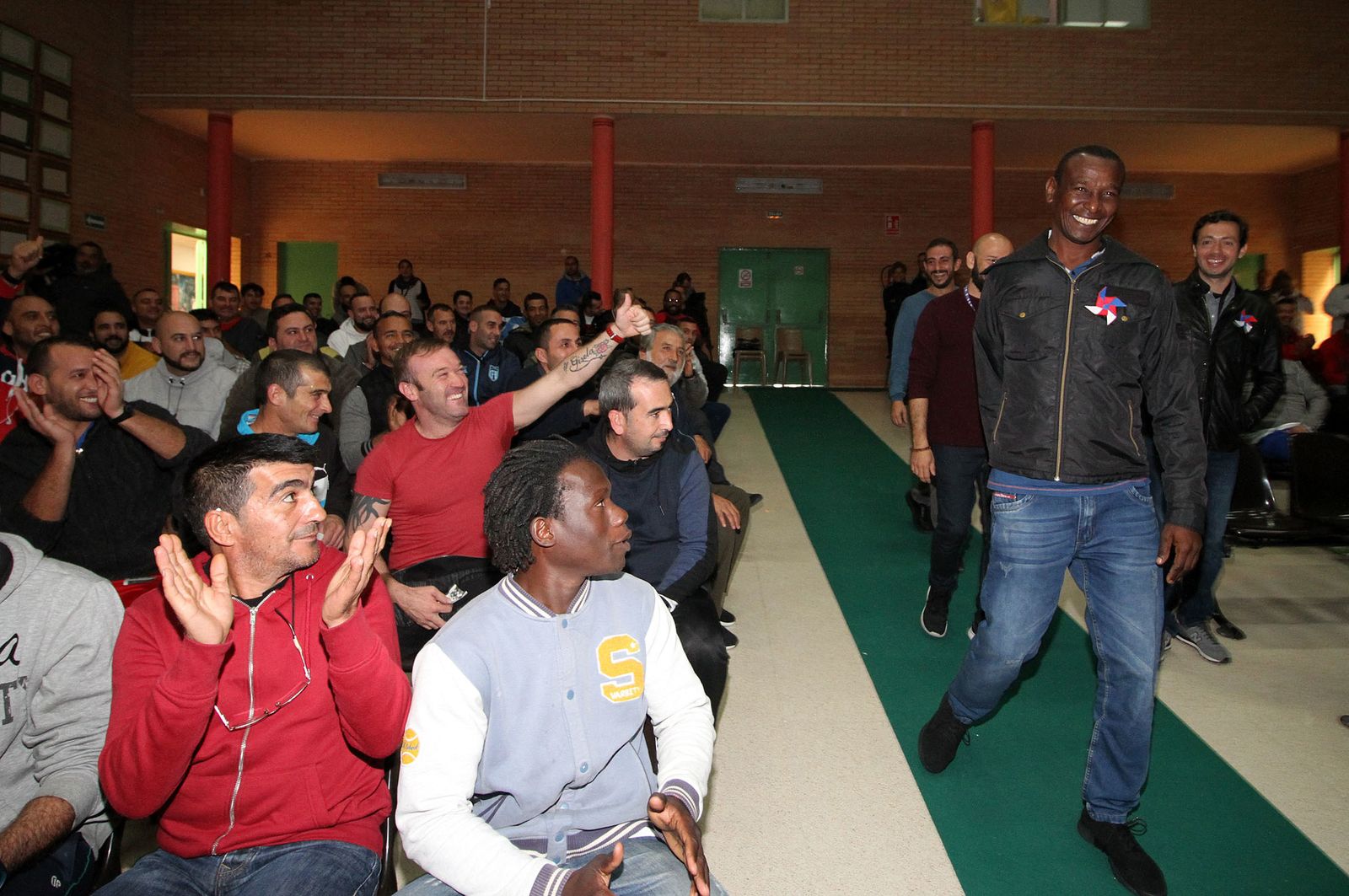 "El Piedra" visita la cárcel de Huelva, en imágenes