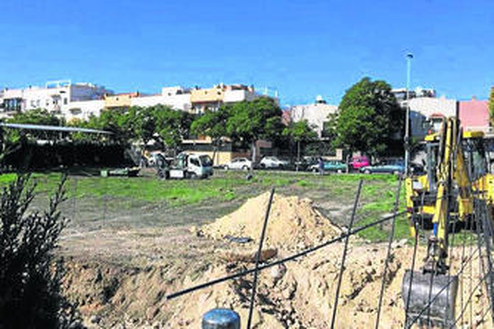 Primeros movimientos de tierra en la zona donde se levantará el templo parroquial.