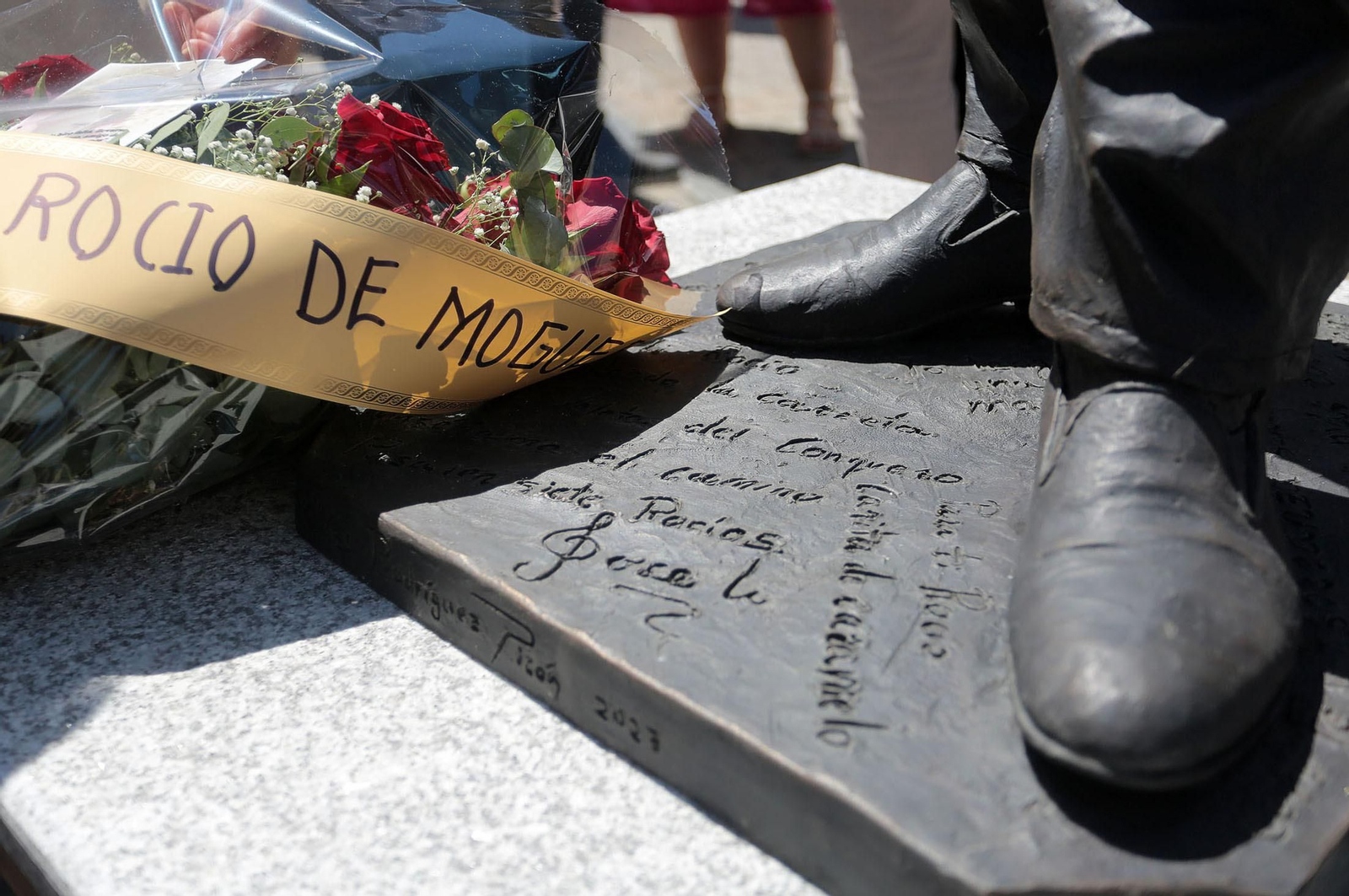 Imágenes del descubrimiento de la escultura en honor a Joseli Carrión