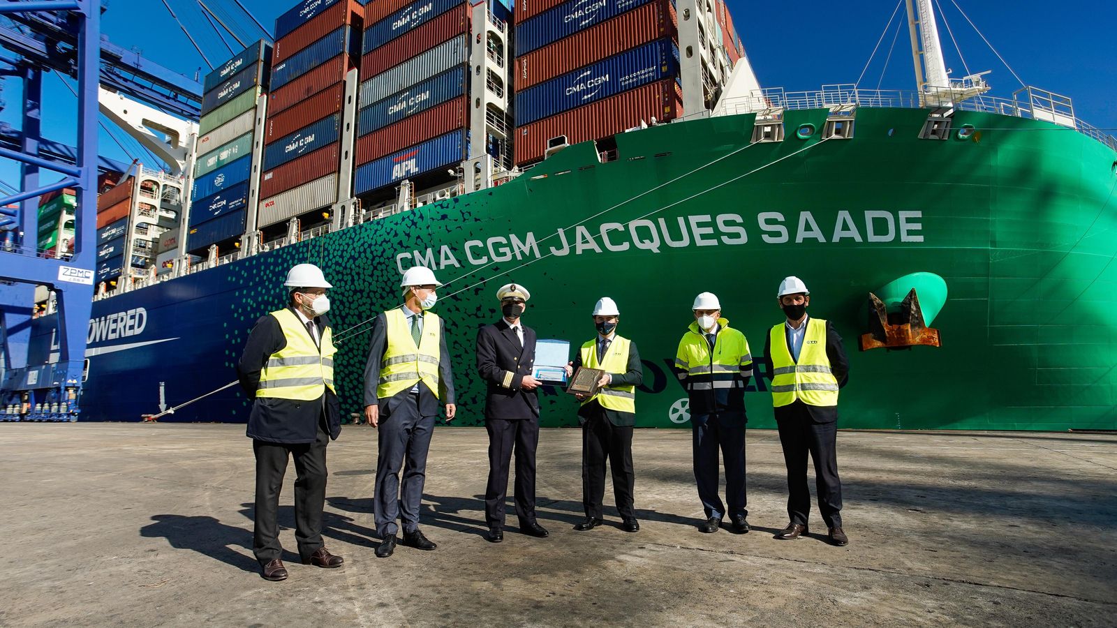 Entrega de un obsequio a la tripulación del CMA CGM Jacques Saadé.