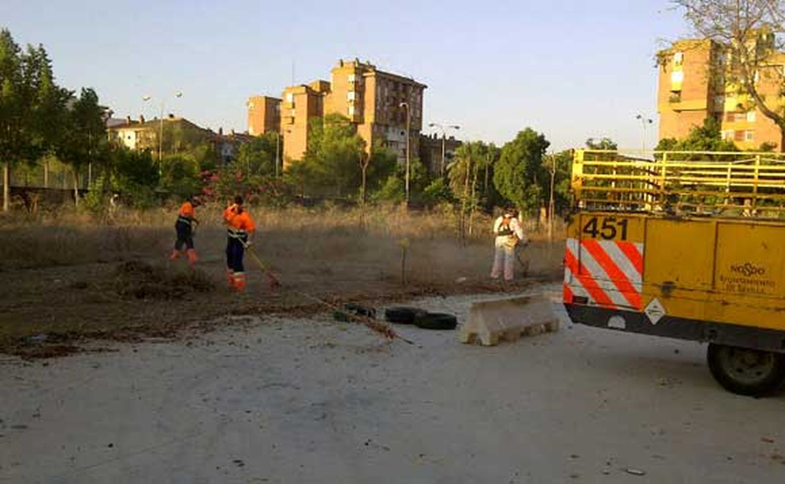 Retirados 2.200 kilos de basura de los accesos del colegio Alberto Lista en el Distrito Sur
