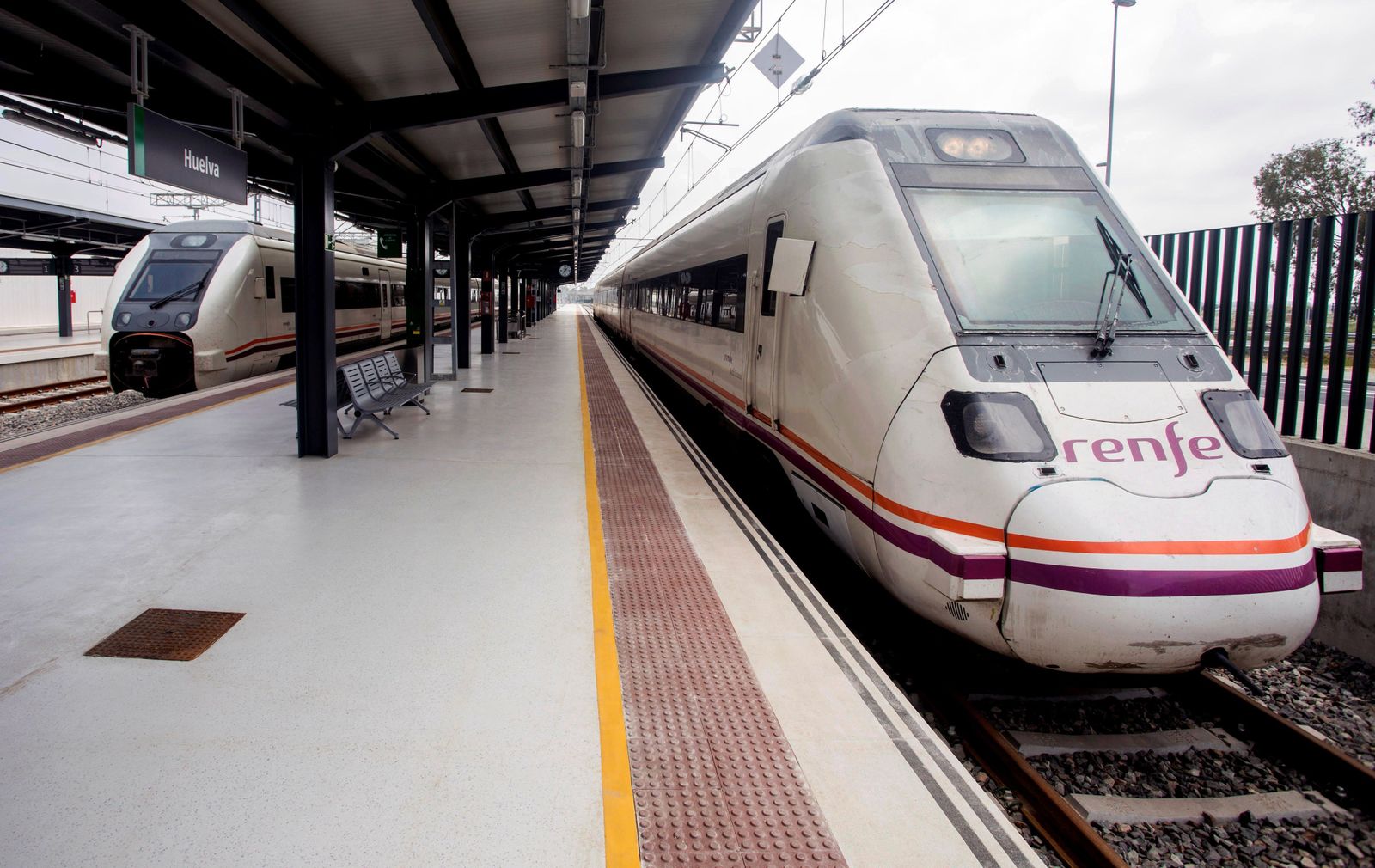 Trenes de Media Distancia en la nueva estación de la capital, ubicada en Las Metas.