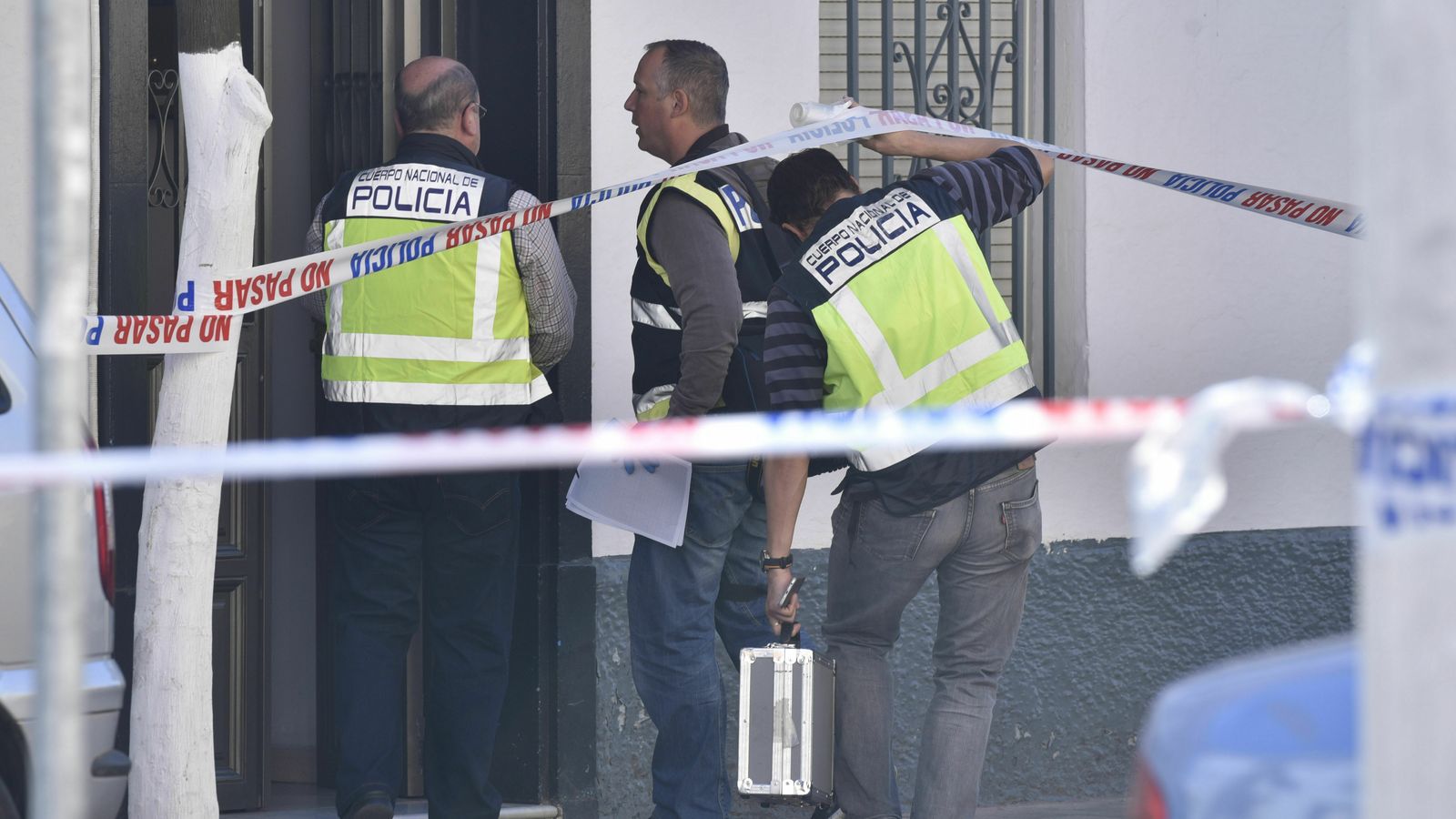 Policías, en el bloque de Dos Hermanas en el que se produjo el asesinato.