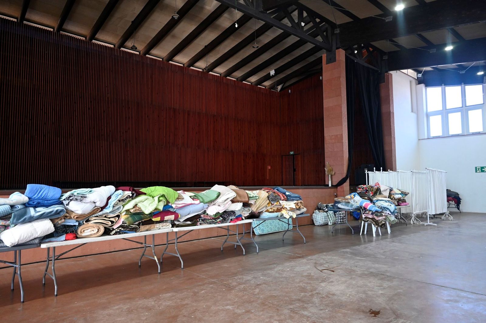 Mantas apiladas en la caseta municipal de Adamuz.