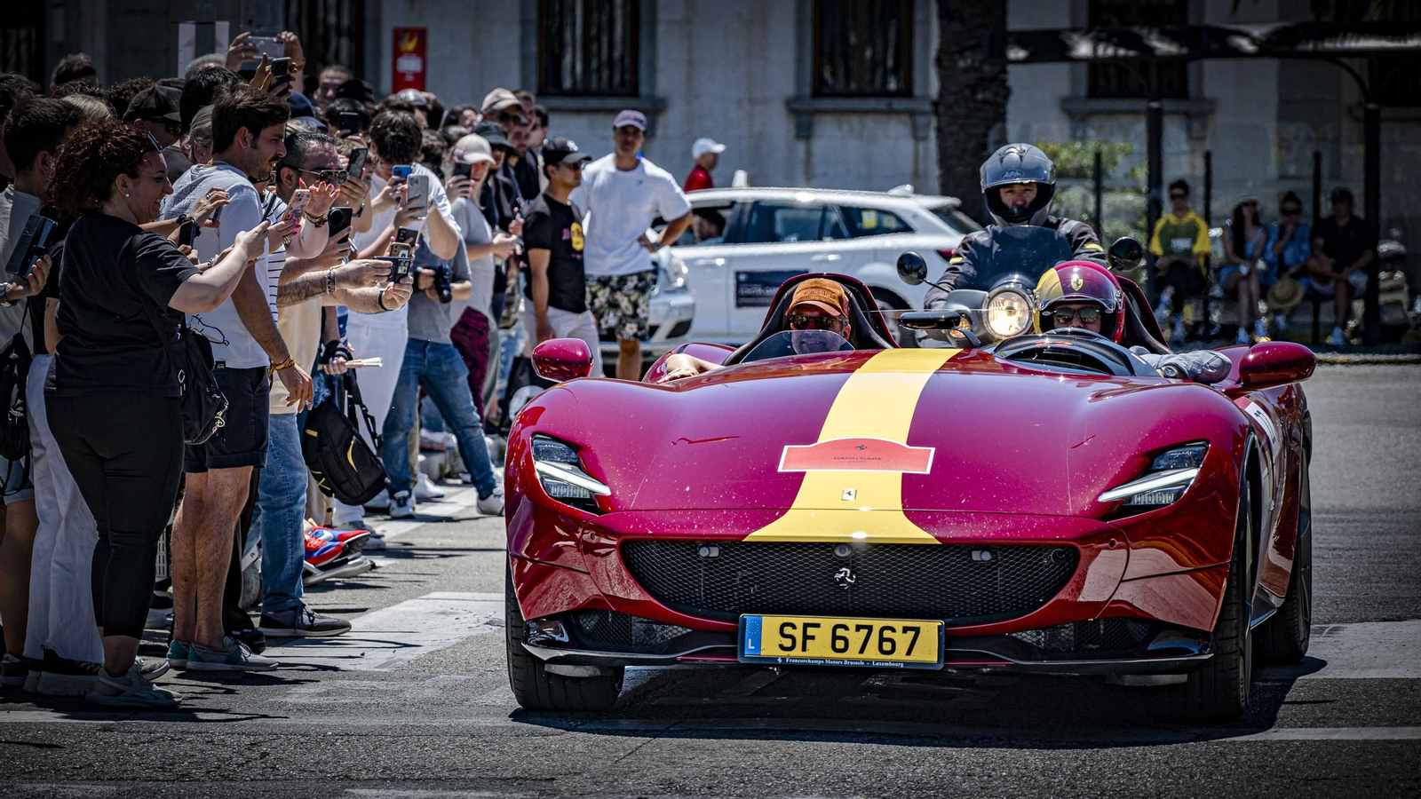 Las imágenes de la concentración de coches Ferrari en Cádiz
