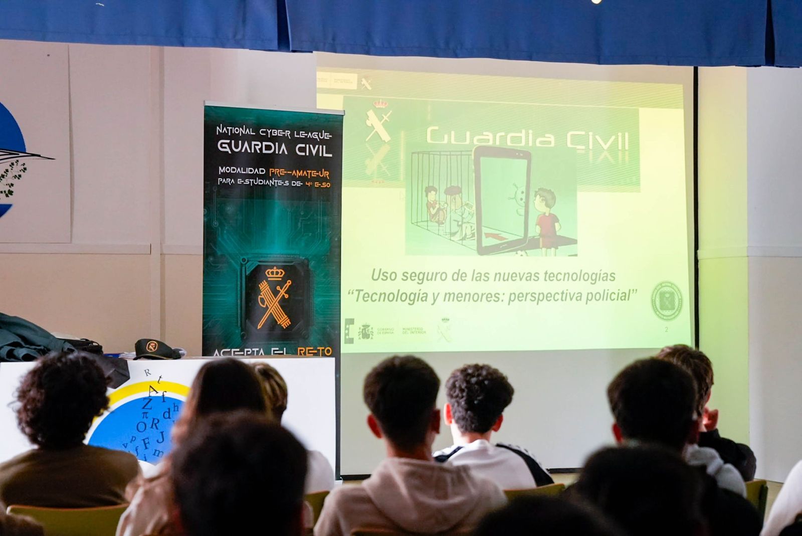 Las imágenes de la Ciberliga de la Guardia Civil en el IES Albaida