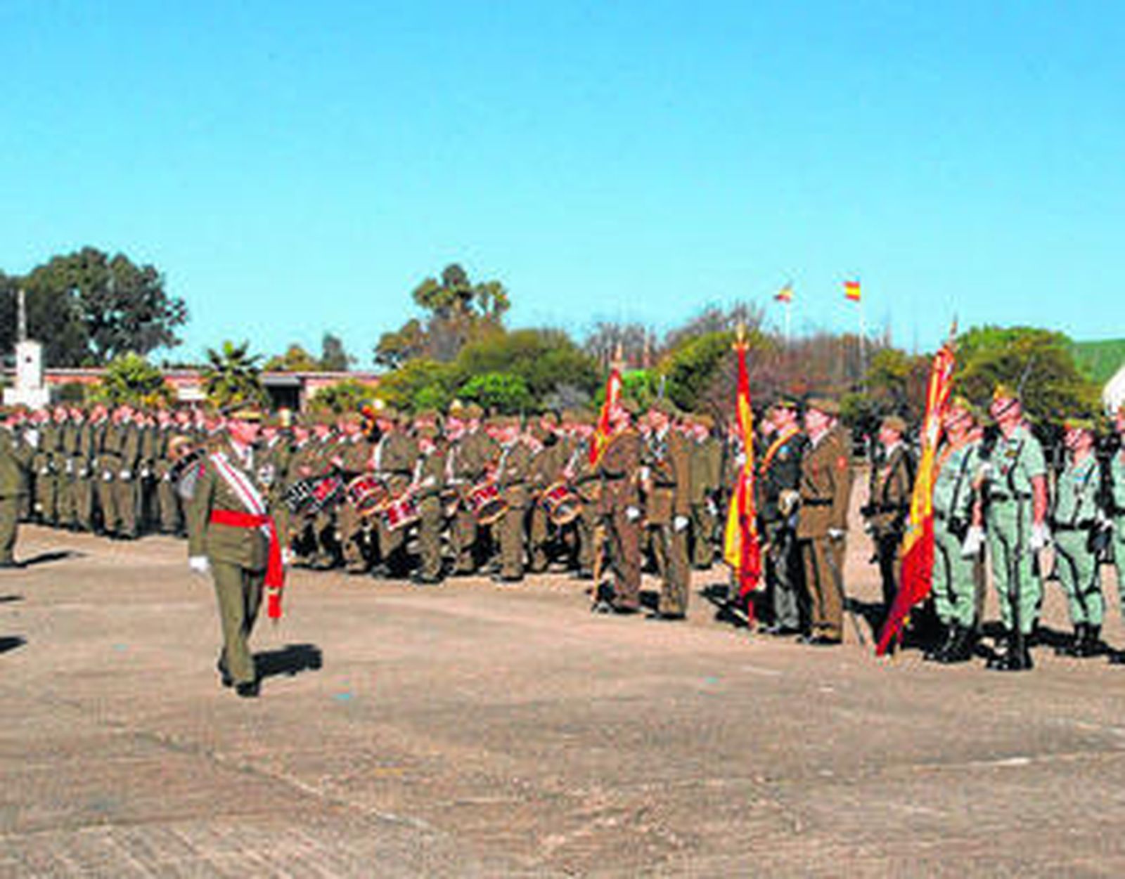Bayo de la Fuente pasa revista a la fuerza en formación.