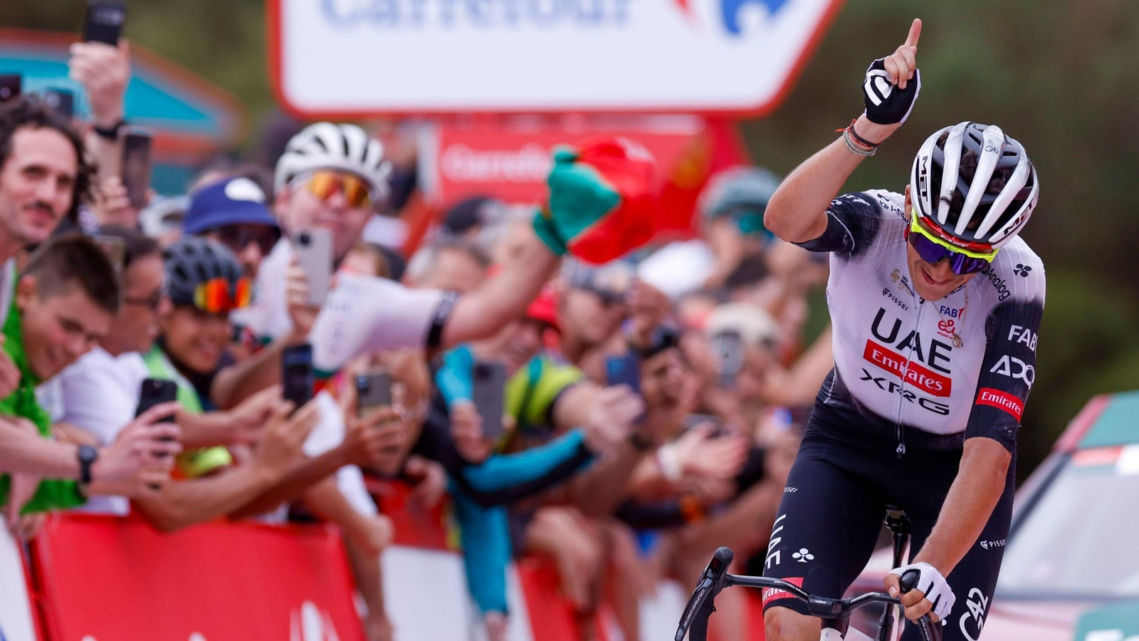 Marc Soler celebra su victoria en la decimocuarta etapa de la Vuelta ciclista a España