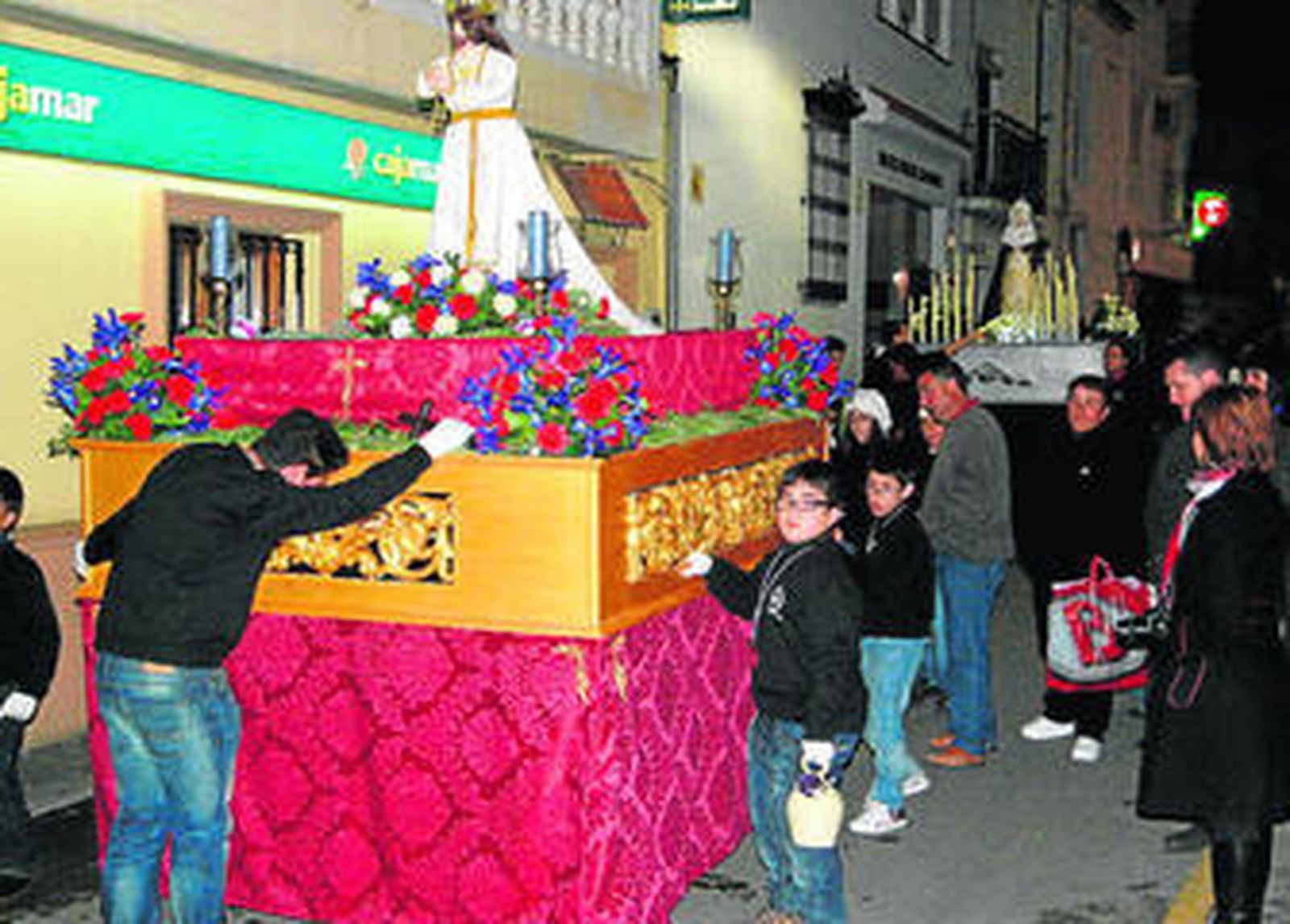 En primer plano, el paso de Jesús Cautivo al que sigue el de la Virgen de Los Dolores.