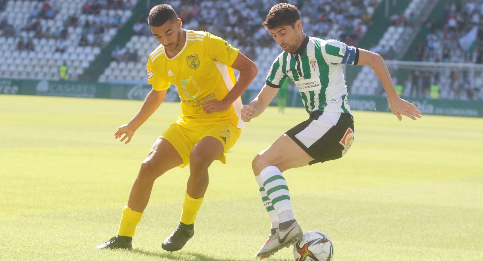 Javi Flores intenta dejar atrás a Farías, de la UD San Fernando.