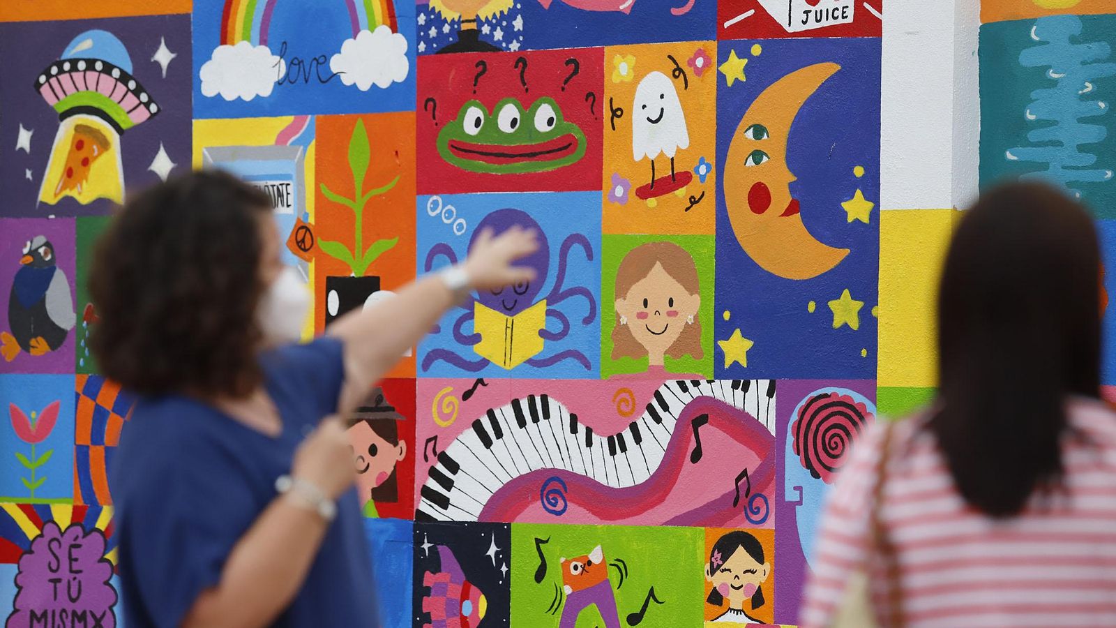 Mural realizado por antiguos alumnos del centro de la Escuela León Ortega que se han sumado al proyecto. Mural realizado por antiguos alumnos del centro de la Escuela León Ortega que se han sumado al proyecto.