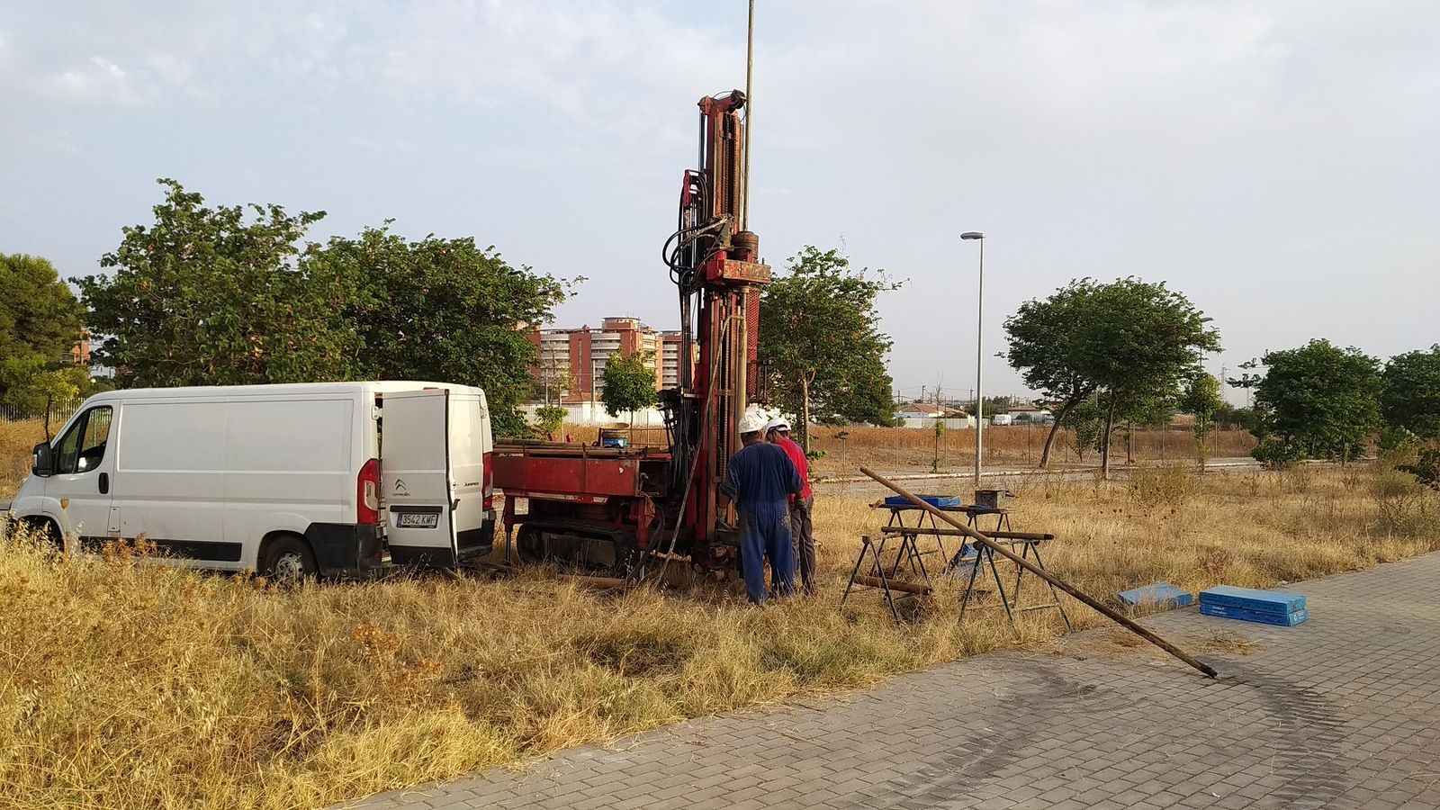 Operarios en tareas geotécnicas  en la parcela del Pítamo Sur.