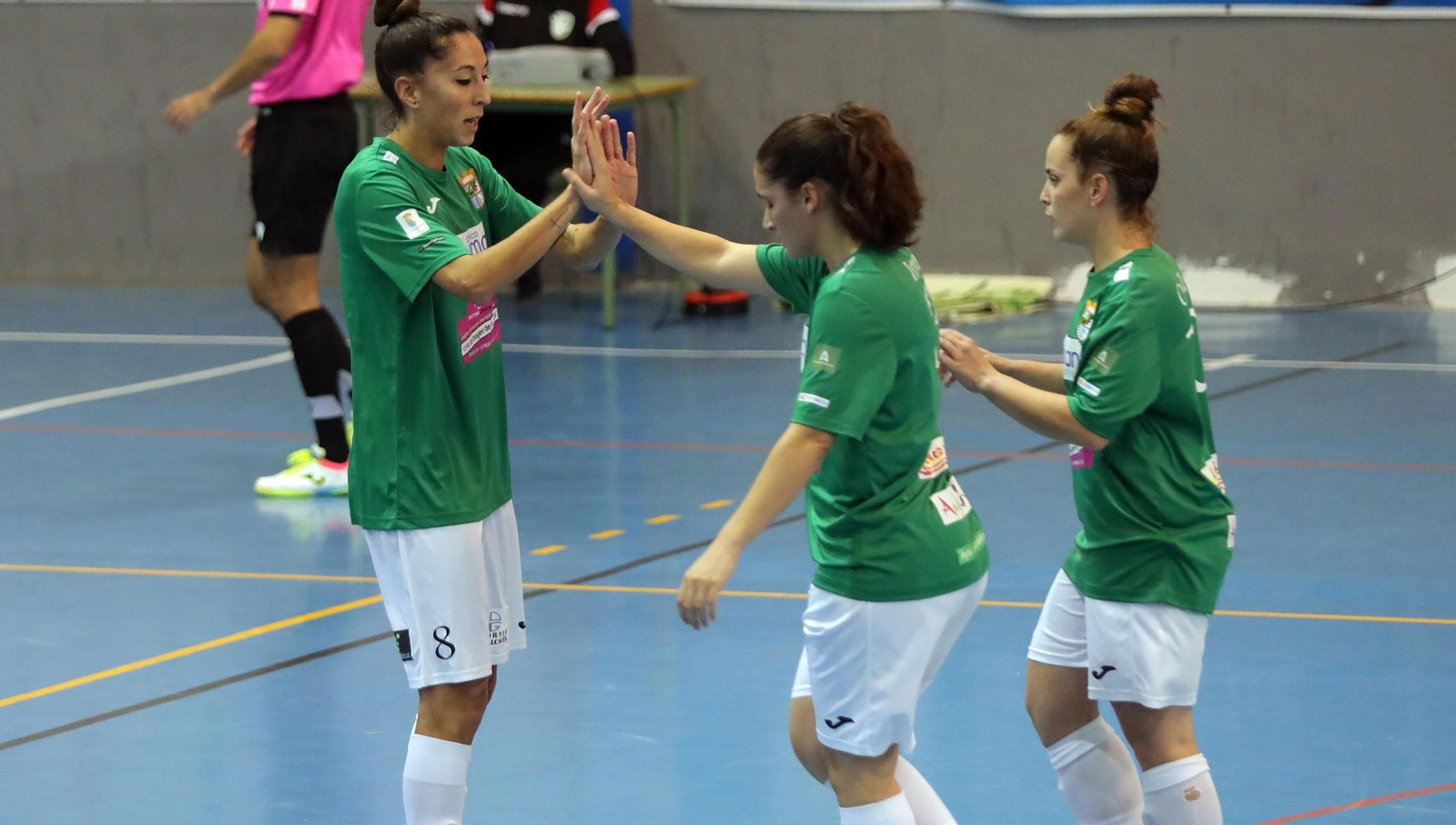 Luci anotó tres goles en el derbi.