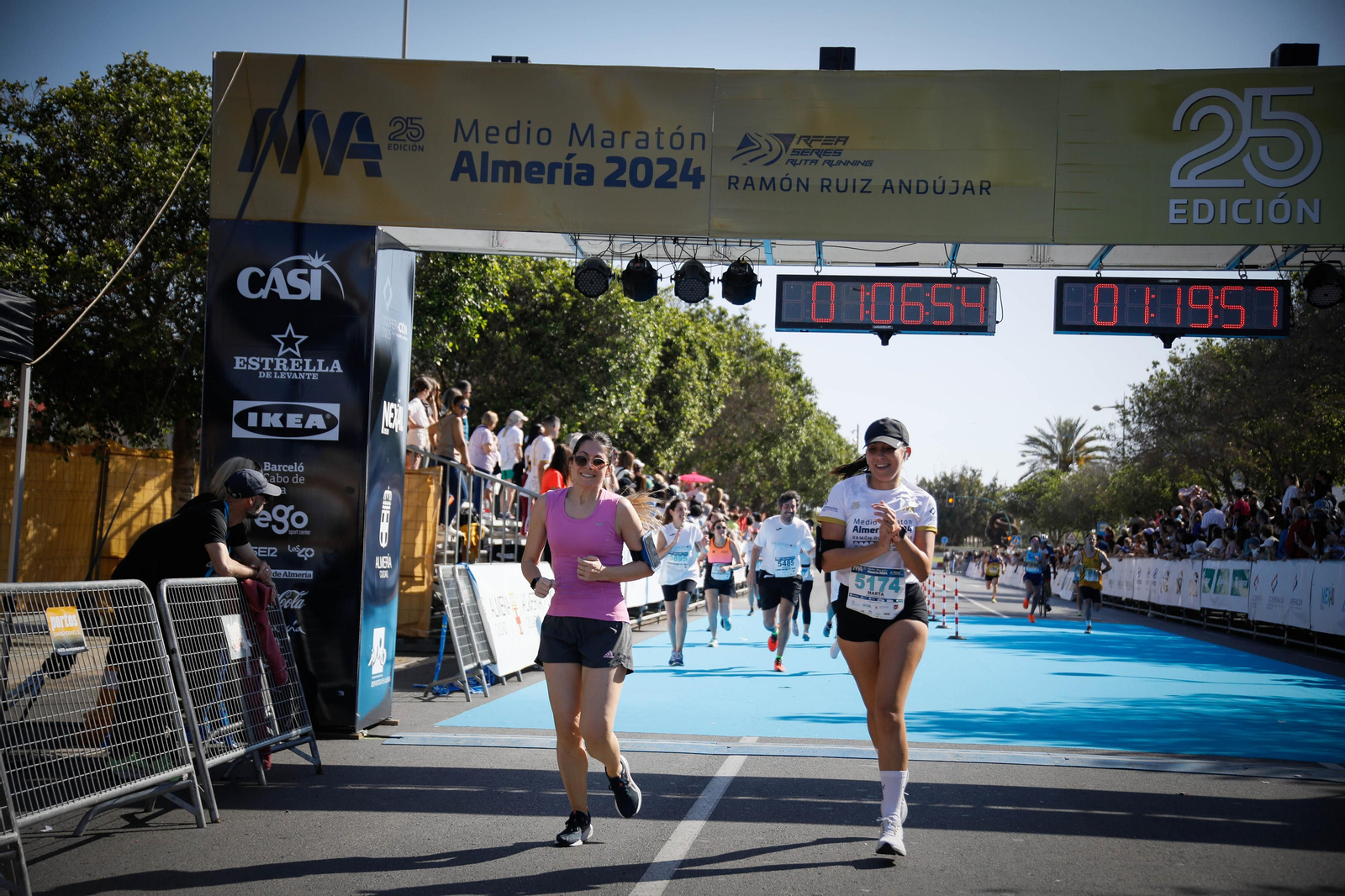 Imágenes de la llegada de la Media maratón Ciudad de Almería