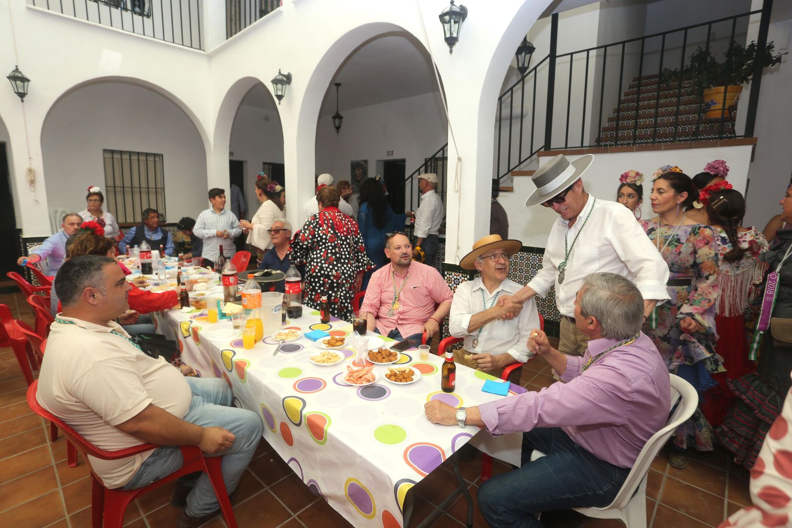 Almuerzo de convivencia en el patio de la casa de hermandad de Bonares.