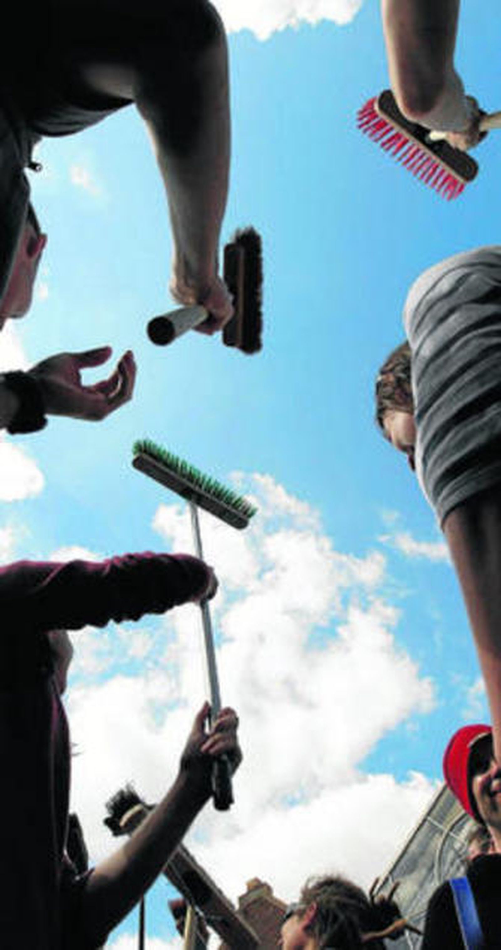 Unos londinenses se disponen a limpiar tras los disturbios.