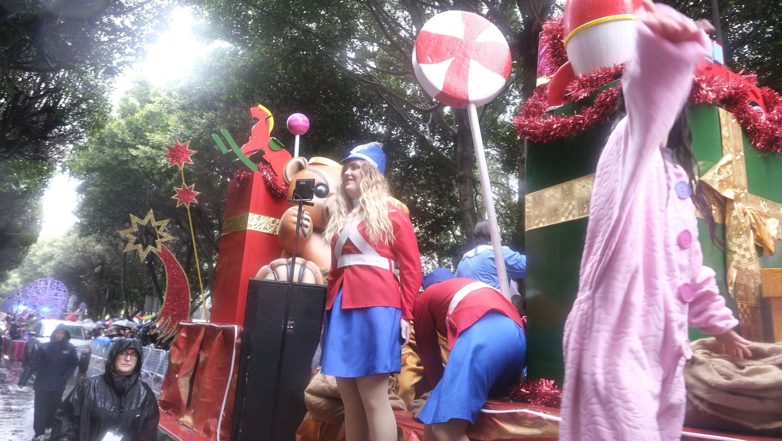 Fotografías de la cabalgata de los Reyes Magos pasada por agua en Almería