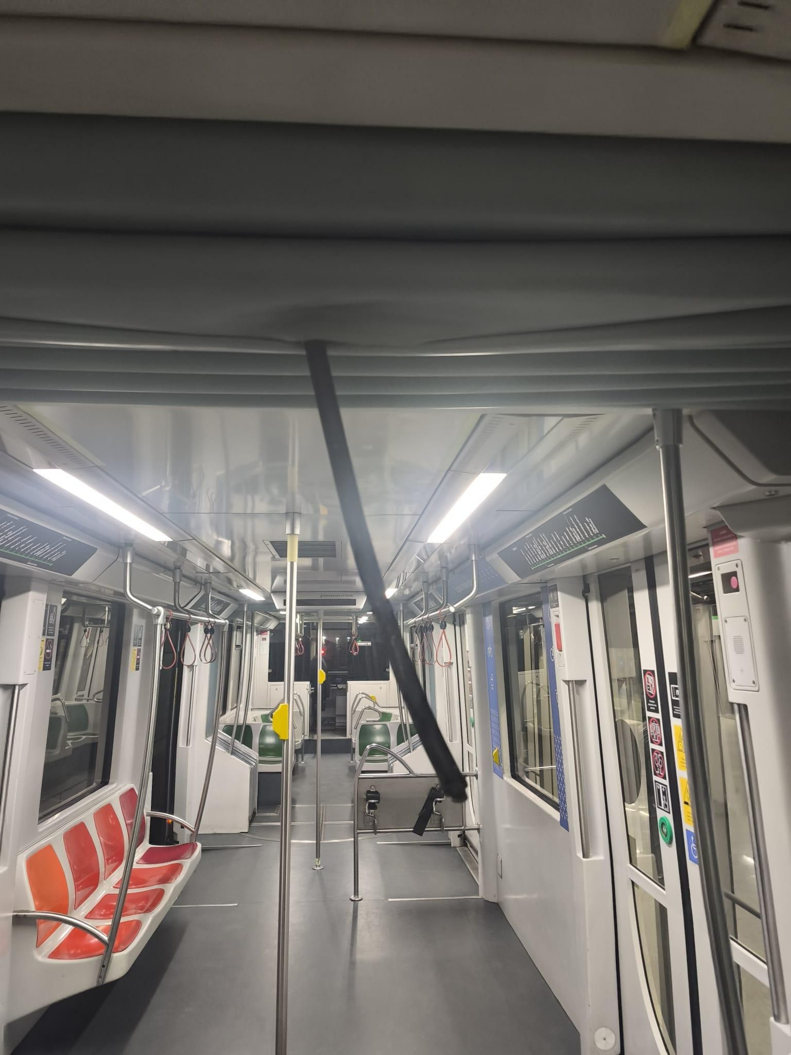 Detalle del pantógrafo dentro del vagón