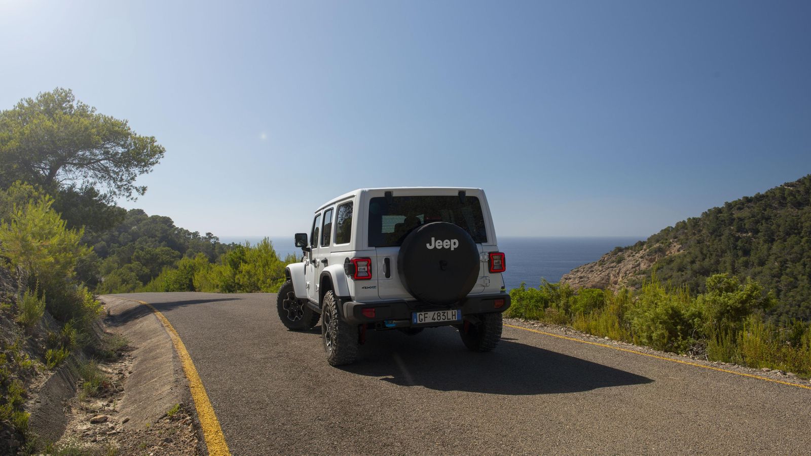 En la brevísima toma de contacto detectamos algo de mejora en el guiado del eje delantero del Wrangler. También constatamos la posibilidad de rodar más de 40 km usando sólo electricidad.