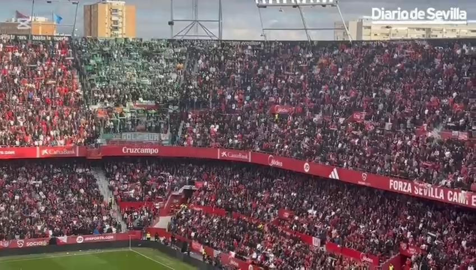 Emotivo homenaje de las aficiones de Sevilla y Betis en el minuto de silencio a los socios fallecidos