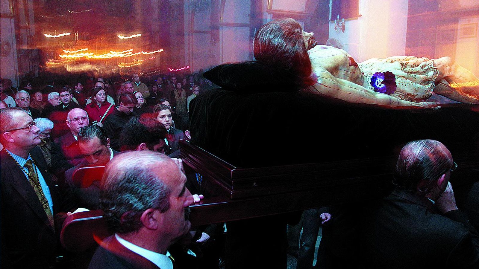 2006. Santo Entierro de Nuestro Señor Jesucristo. El vía crucis no pudo hacerse en la calle a causa del fuerte viento de Levante