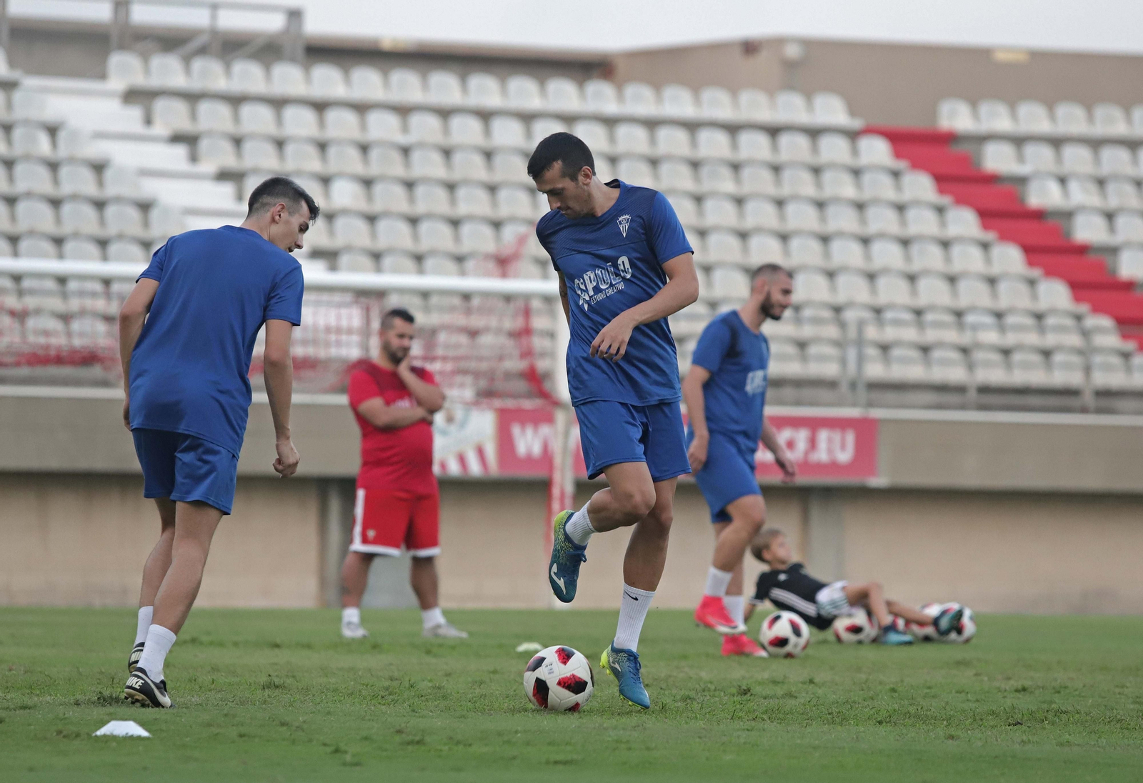 Zafra juega con el balón en un entrenamiento reciente.