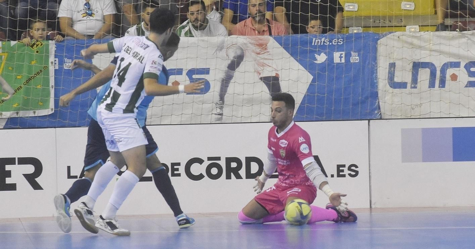 Cristian Ramos detiene un balón a ras de suelo en la visita del Inter Movistar a Vista Alegre.