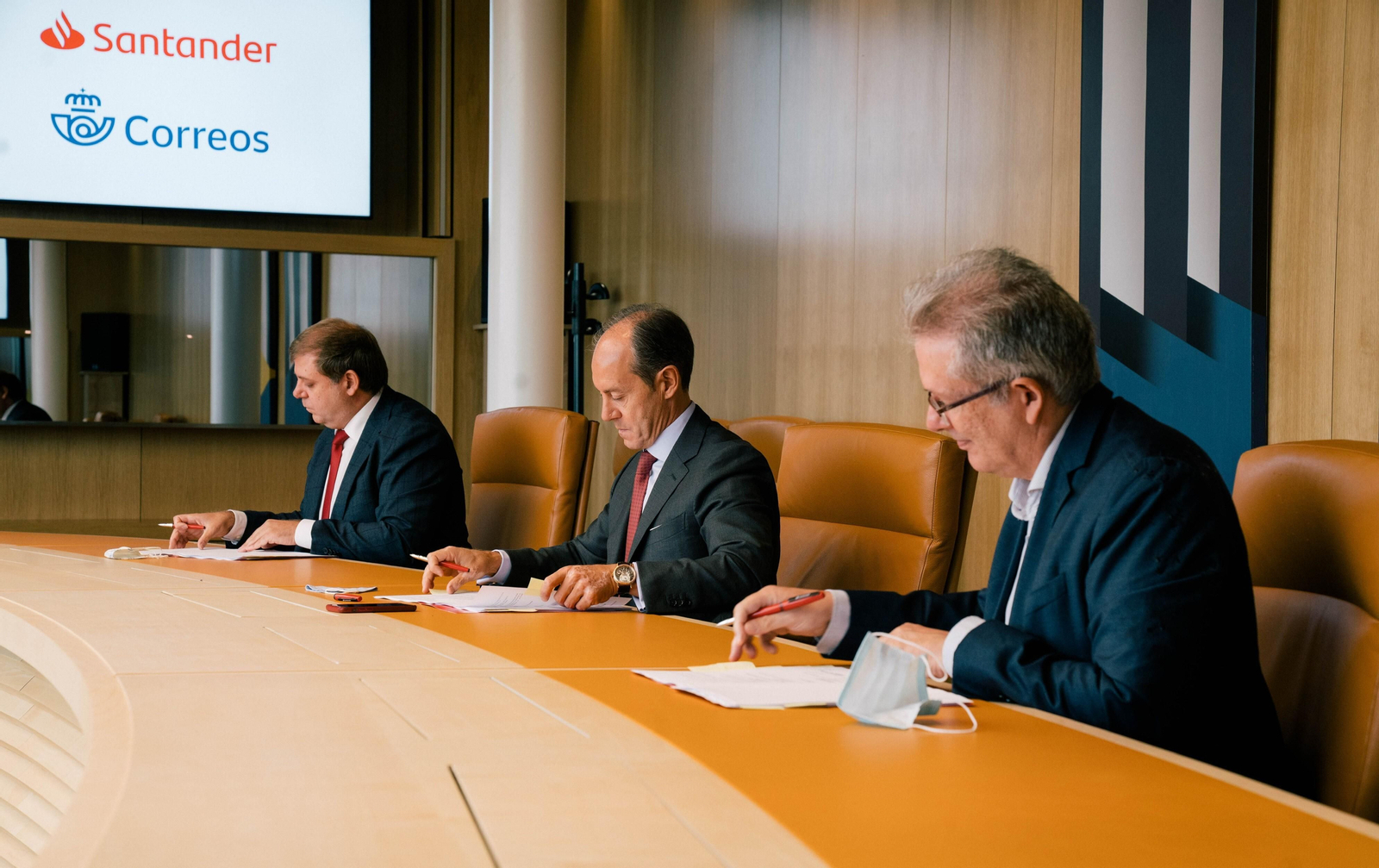 Momento de la firma del acuerdo entre Correos y Banco Santander
