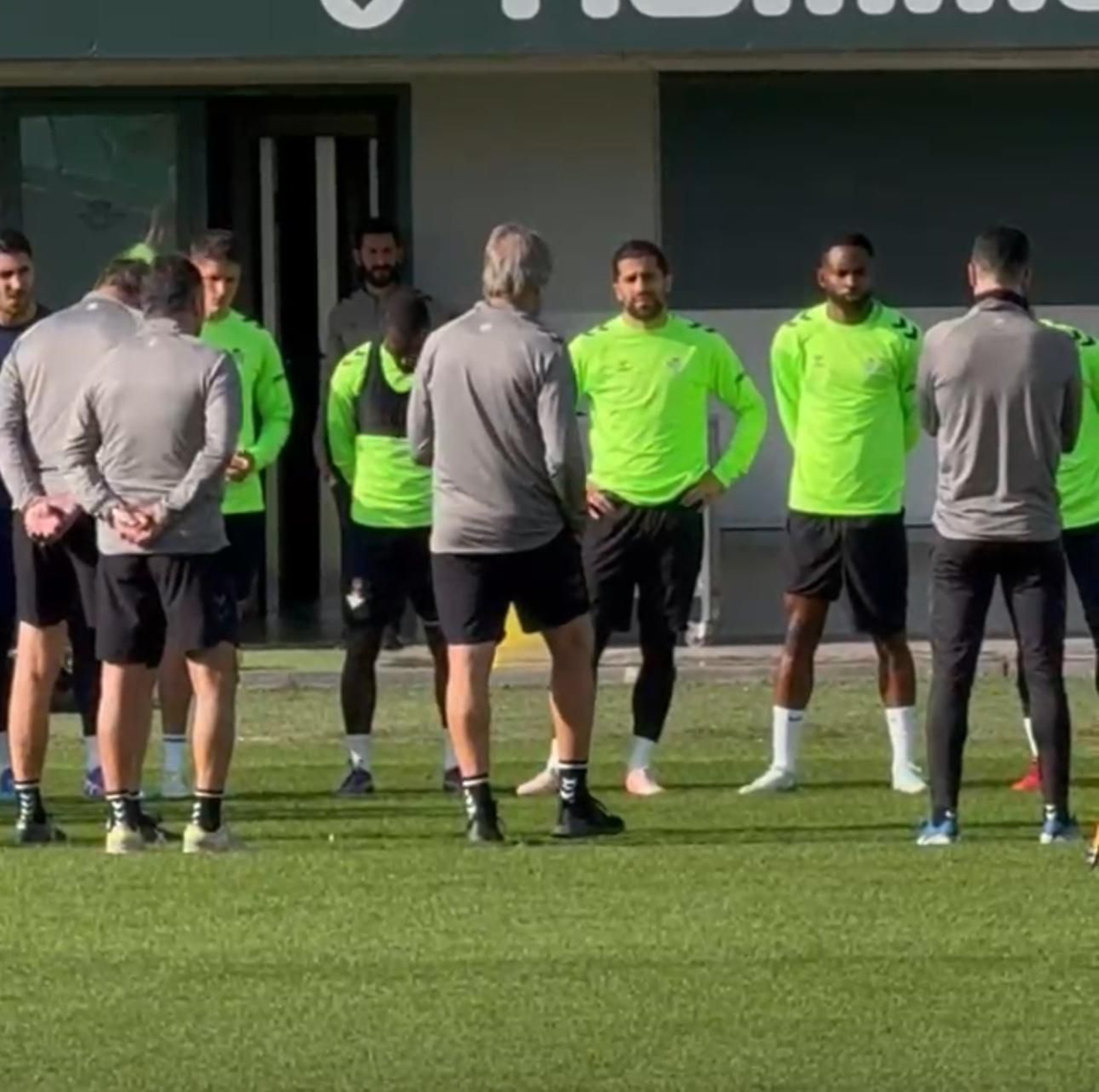 Manuel Pellegrini charla con sus futbolistas en el entrenamiento del Betis