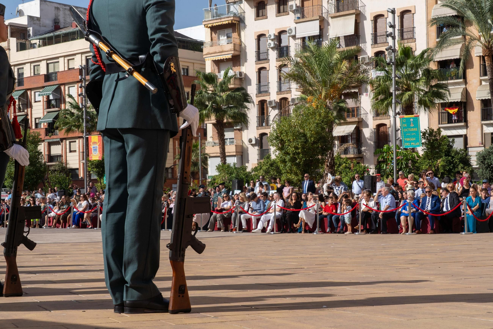 Imágenes del desfile de la Guardia Civil en el Día de la Hispanidad y de su patrona en la Plaza de La Merced