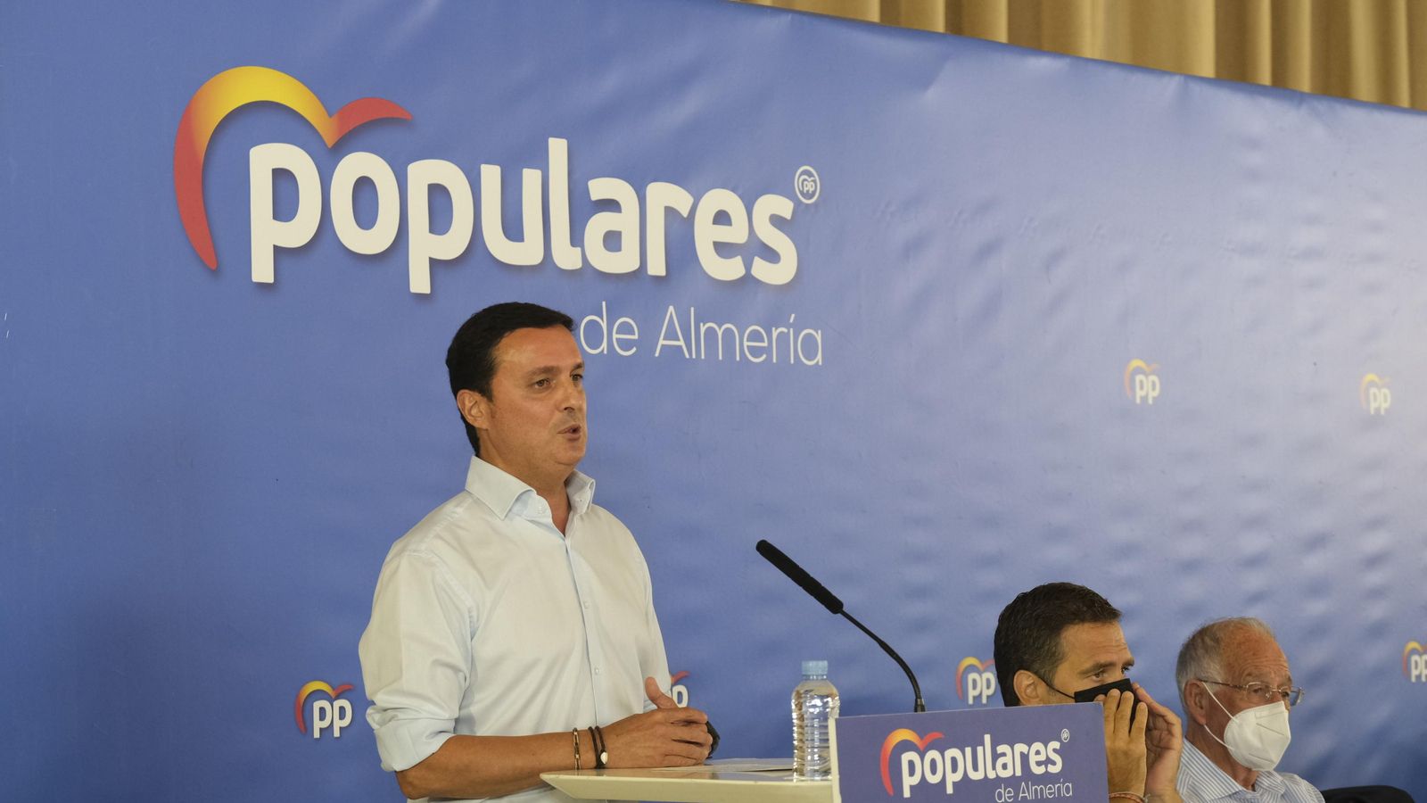 El presidente del PP de Almería, Javier A. García, durante su intervención en la junta directiva de su partido.