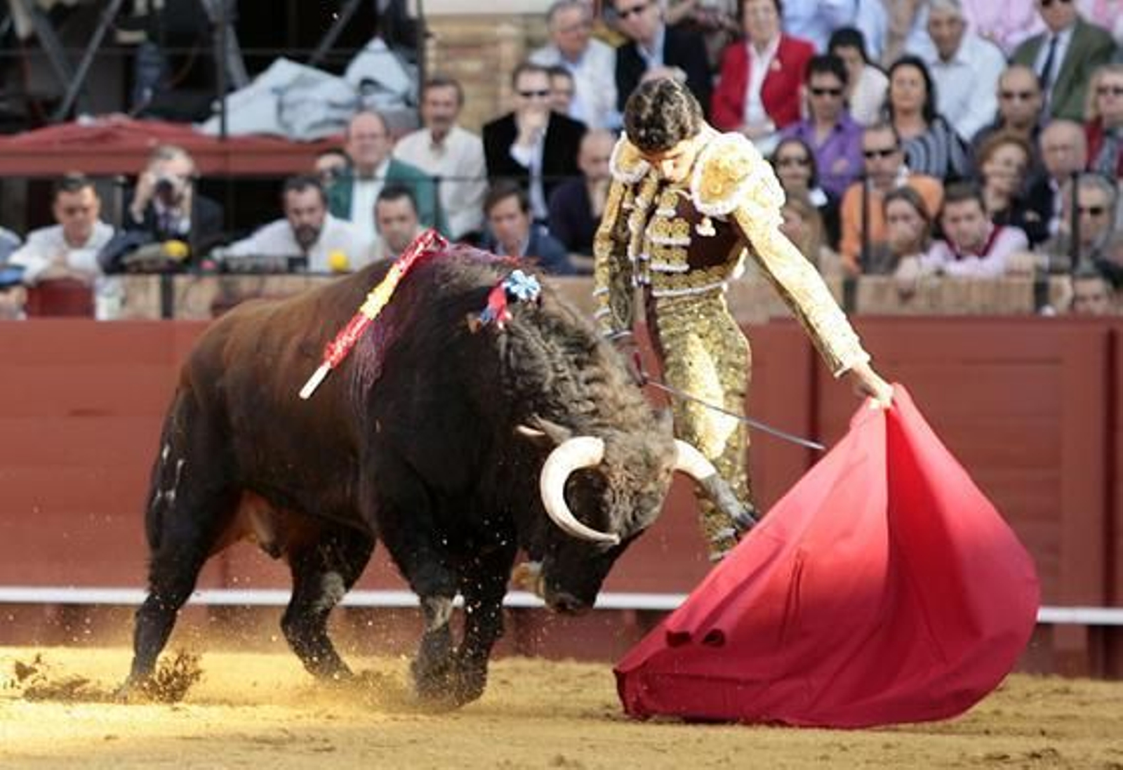 Delgado sufrió una cornada de dos direcciones en su muslo derecho.   Foto: Juan Carlos Muñoz