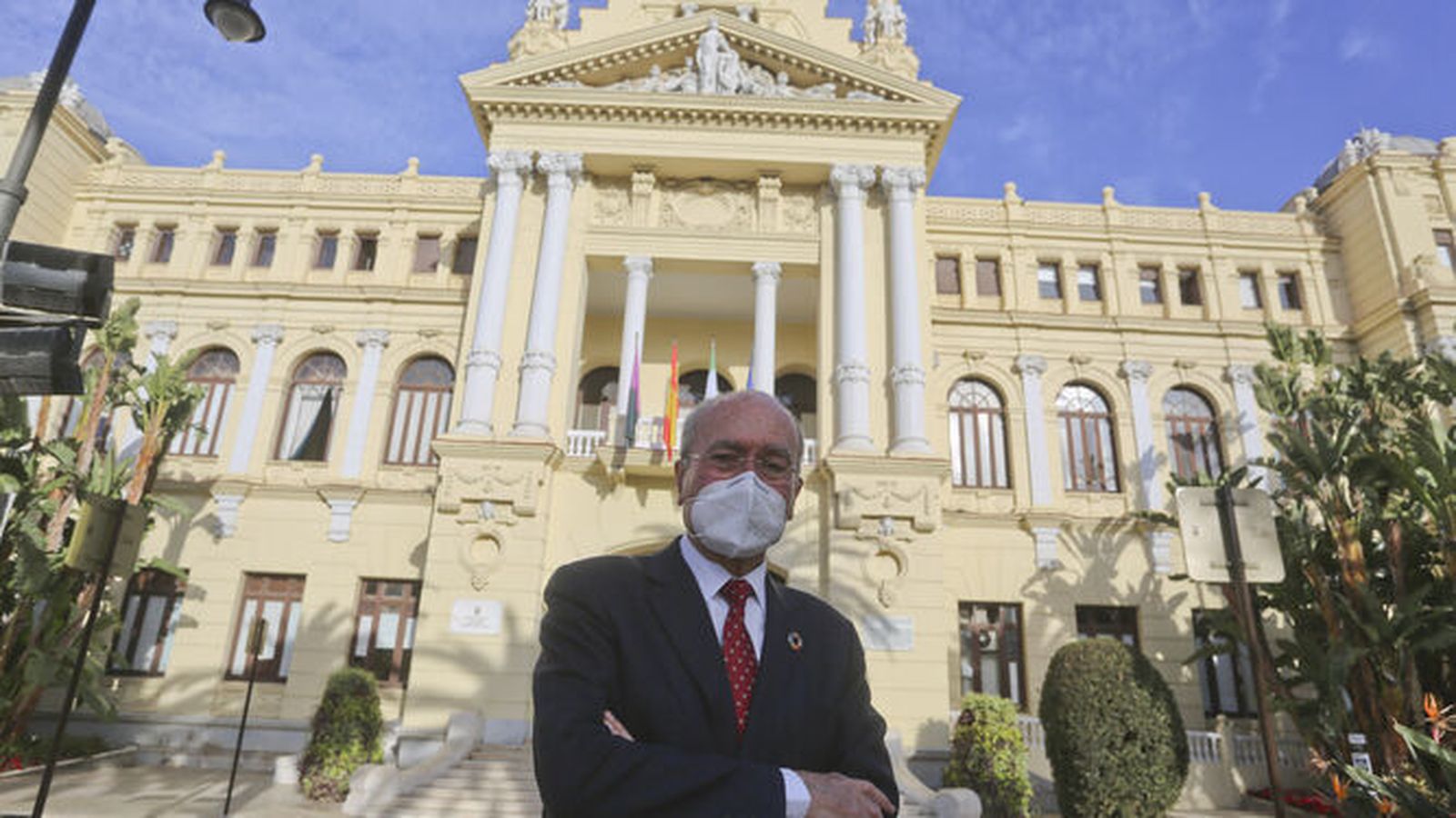 El alcalde de Málaga frente al Ayuntamiento.