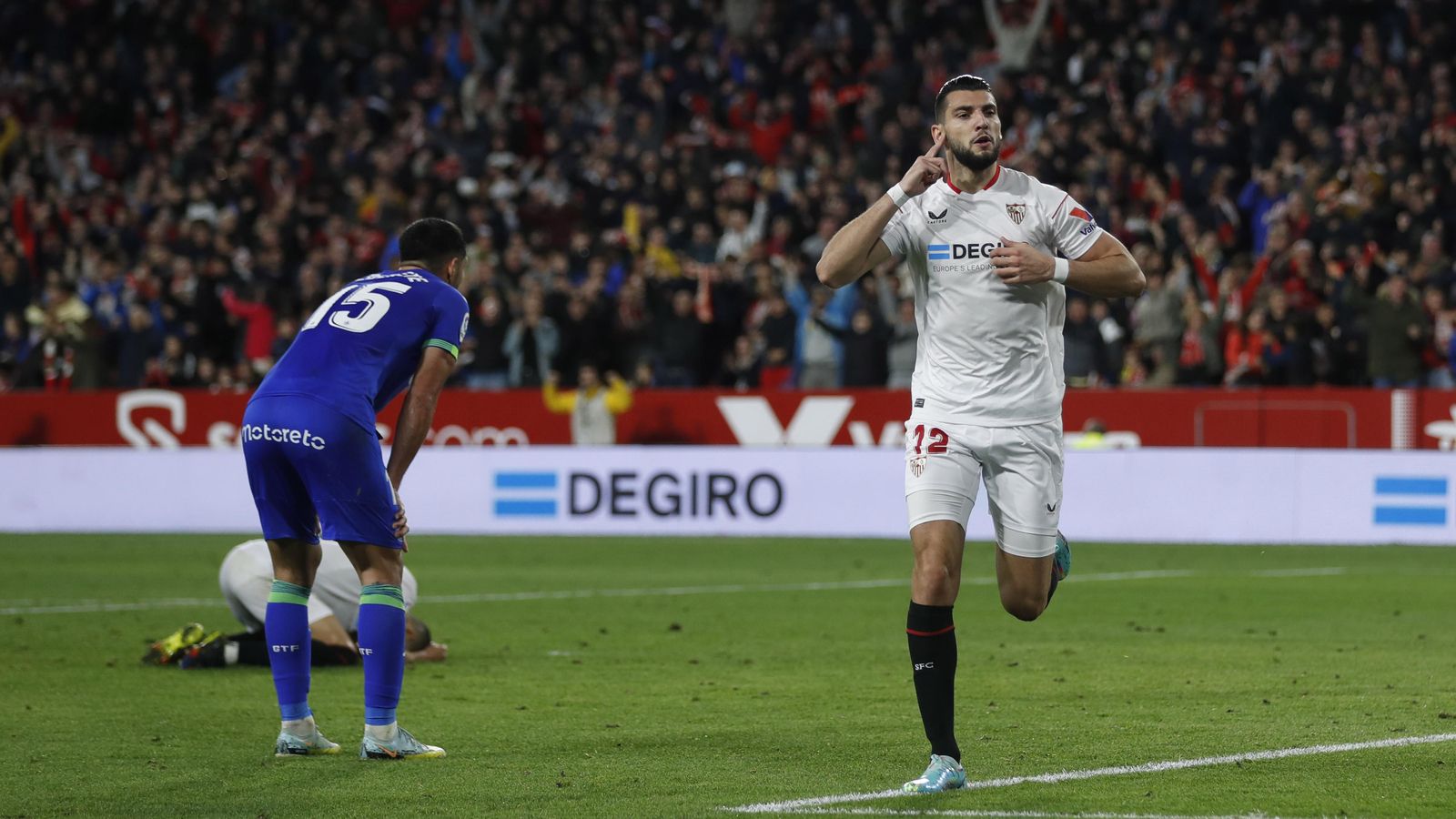 Rafa Mir celebra el gol del triunfo dirigiéndose a la grada de Gol Sur.
