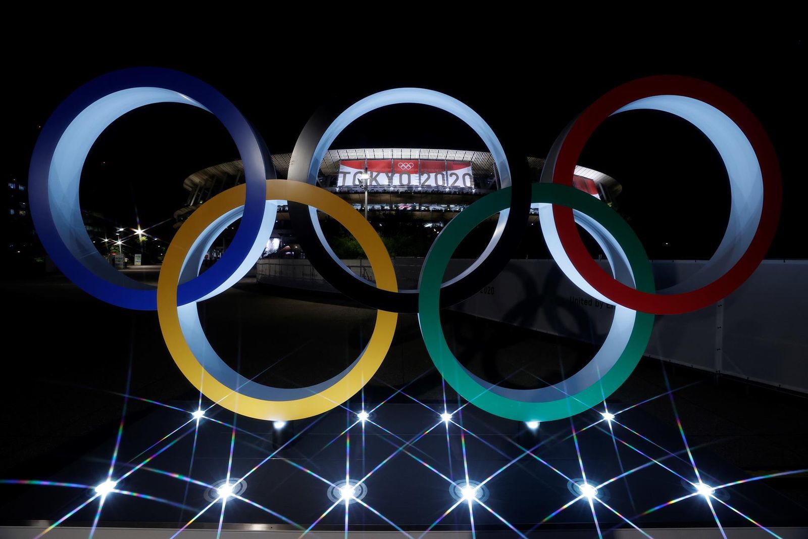 Los anillos olímpicos frente al Estadio Olímpico de Tokio en una foto de archivo