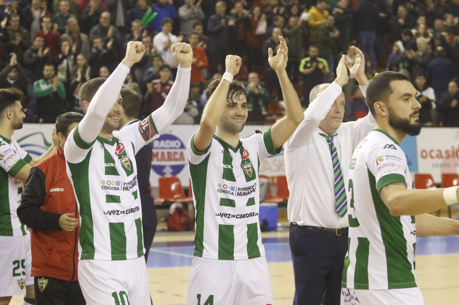 Los jugadores del Córdoba Patrimonio de la Humanidad despiden a su público con aplausos tras la victoria ante Burela.